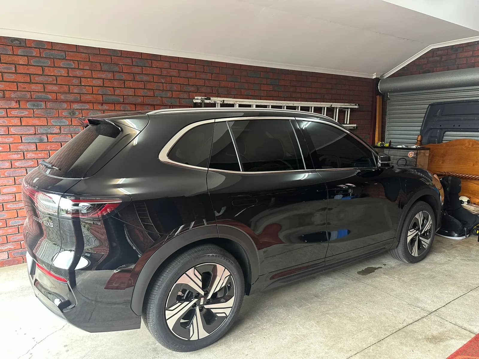 This brand-new Geely EX5 received clear protective film over the factory privacy glass and premium ceramic tint on the front windows in legal shades, delivering enhanced heat rejection, UV protection and a sleek factory finish.